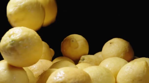 Citrons Tombent Sur Table Sur Fond Noir Ralenti — Video