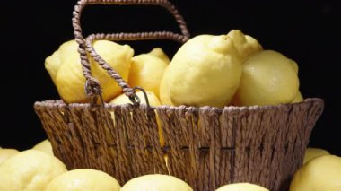 Masada limon dolu bir sepet var. Onu götürüyorum..