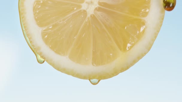 Zitrone Auf Blauem Hintergrund Von Dem Honigtropfen Nach Unten Rollen — Stockvideo