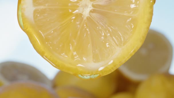Una Rebanada Limón Gotea Miel Ella Detrás Limones Cortados Rodajas — Vídeo de stock