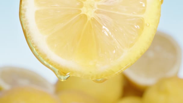 Mel Goteja Uma Fatia Limão Por Uma Pilha Limões Fatiados — Vídeo de Stock
