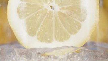 Soda, içinde bir dilim limon olan bir bardağa doldurulur. Ağır çekim. Kabarcıklar