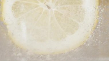 Gazoz köpüklü limon dilimleri. Yavaş çekim.