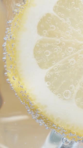Kousek Citronu Sklenici Limonády Zblízka Bubliny Vertikální Video Sociální Média — Stock video