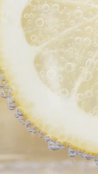Uma Fatia Limão Bolhas Copo Refrigerante Mel Flui Para Baixo — Vídeo de Stock