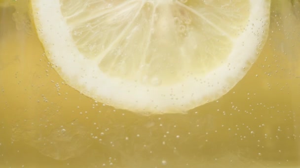 Uvnitř Limonády Plátek Citronu Něm Stékají Sladké Skvrny Medu Makro — Stock video