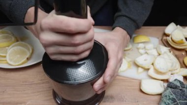 Ev yapımı limonata için soyulmuş limonu karıştırıcıda öğütüyorum..