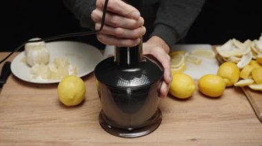 Limonu evde limonata yapmak için karıştırıcıda öğütüyorum..