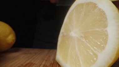 Limonları dilimlere ayırdım. Dolly kaydırıcı aşırı yakın çekim.