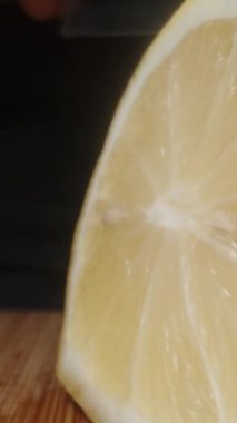 Limonları dilimlere ayırdım. Dolly Slider aşırı yakın çekim. Dikey video Sosyal Ortamı
