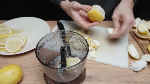 Aku Mengupas Lemon Untuk Selanjutnya Grinding Blender — Stok Video