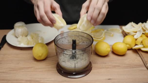 Wkładam Plasterki Cytryny Blendera Mielę Dla Lemonade — Wideo stockowe