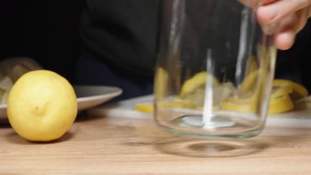 自家製レモネード用の粉砕レモンのジュースとパルプを注ぎます クローズアップ — ストック動画