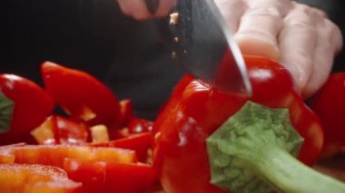 Kırmızı biberi boydan boya kestim. Dolly kaydırıcı aşırı yakın çekim.