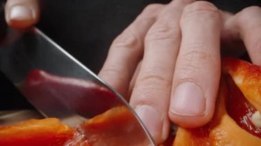 Kırmızı biberi dilimliyorum, kamera yavaşça uzaklaşıyor. Dolly kaydırıcı aşırı yakın çekim.