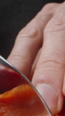 Kırmızı biberi dilimliyorum, kamera yavaşça uzaklaşıyor. Dikey video Sosyal Ortamı