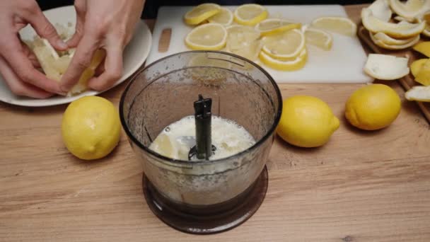 Lanzo Limón Rodajas Una Licuadora Para Molerlo Para Limonada Cámara — Vídeo de stock