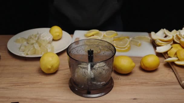 Aku Melemparkan Lemon Dalam Blender Hitam Dan Menggiling Untuk Lemonade — Stok Video