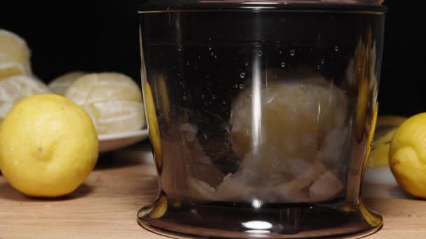 Eine Ganze Geschälte Zitrone Wird Einem Mixer Verdreht Und Langsam — Stockvideo