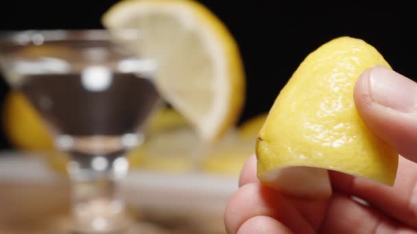 Espremo Raspas Limão Spray Voa Todas Direções Cocktail Vidro Fundo — Vídeo de Stock