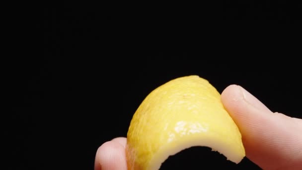 Las Salpicaduras Vuelan Todas Direcciones Exprimir Lemon Zest Movimiento Lento — Vídeo de stock