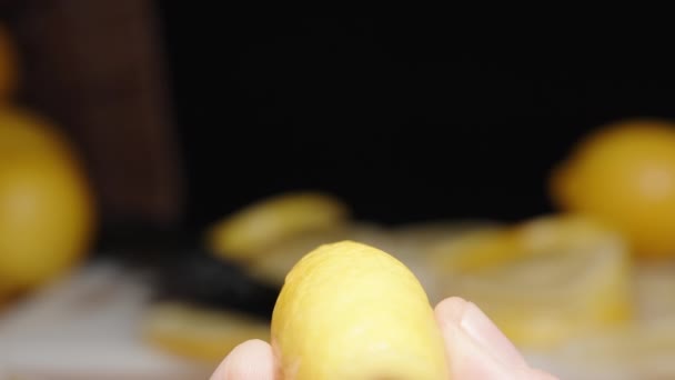 Багато Нарізаного Лимона Задньому Плані Стискаю Лимонну Шкірку Моїй Руці — стокове відео