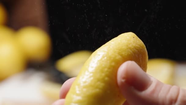 Spray Alla Scorza Limone Mano Uomo Stringe Scorza Limone Rallentatore — Video Stock