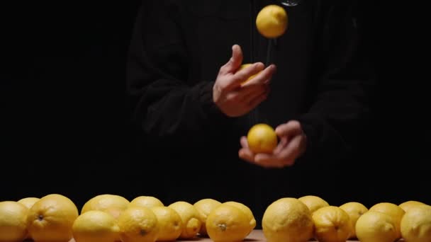 Стол Покрыт Лимонами Мужчина Начинает Жонглировать Разлетаются Медленное Движение — стоковое видео