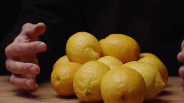 Masanın Üzerinde Bir Dilim Limon Yatıyordu Siyahlı Bir Adam Geldi — Stok video