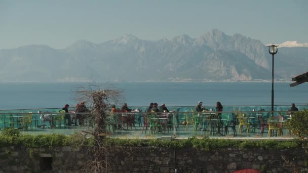 Gente Restaurante Una Altura Casco Antiguo Fondo Del Mar Las — Vídeos de Stock