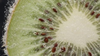 Kesik Kivi 'nin hava kabarcıklı su panoraması. Makro