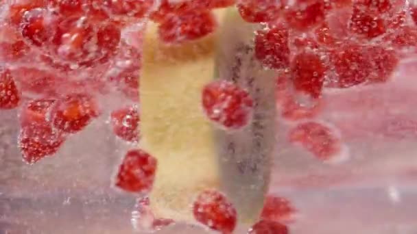 石榴籽和一片猕猴桃混合在苏打水中 慢动作 — 图库视频影像