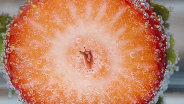 Φράουλες Φέτες Στη Σόδα Φούσκα Μακροεντολή — Αρχείο Βίντεο