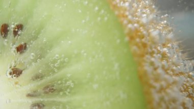 Makro. Suda kivi var. Kabarcıklar saçlarda yükselir..