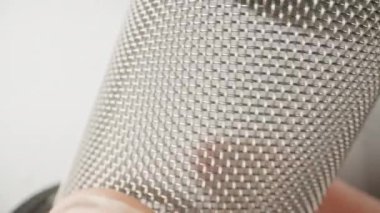 Çay demlemek için elimde metal bir ağ büküyorum. Makro