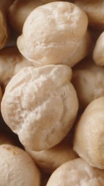 Kocaman bir nohut yığını. Yukarıdan bak. Dolly Slider aşırı yakın çekim. Dikey video Sosyal Ortamı