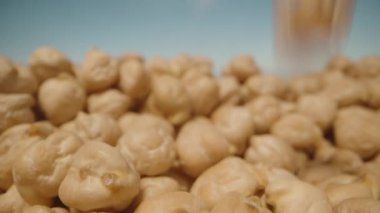 Çiğ bezelyeler gökten gökyüzüne doğru düşüyor. Yavaş çekimde kaydırıcı. Makro
