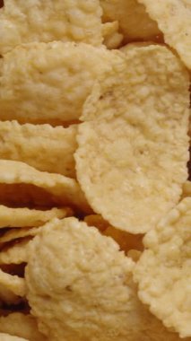 Kahvaltıda mısır gevreği. Kavanozda döndür, yakın çekim. Dikey video Sosyal Ortamı