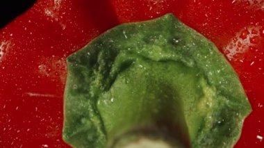 Kırmızı zil Pepper, siyah arka planda dönüyor. Macro Zoom. İzole et. Uçuruma düşme konsepti.