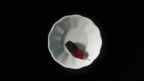 Dut Çileklerini Çabucak Beyaz Bir Tabağa Yaydım Üst Görünüm Dönüyor — Stok video
