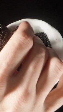 Yukarıdan bak. Dut çileklerini alıp kameraya getiriyorum, makro. Hızlandırılmış çekim. Dikey video Sosyal Ortamı