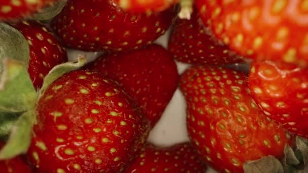 摄像机在一堆草莓里面 起来了在黑色背景下 — 图库视频影像