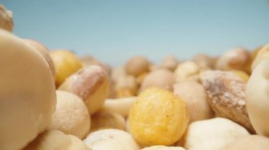 Güneşli, açık bir günde masada fındık karışımı. Dolly kaydırıcı aşırı yakın çekim.