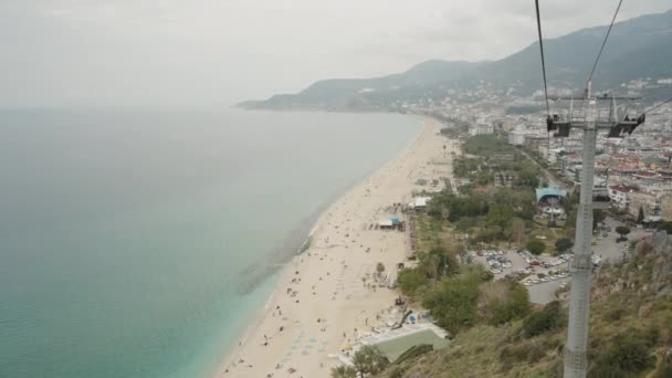 Kolejka Linowa Góry Pobliżu Plaży Morskiej Wznosimy Się Szczyt — Wideo stockowe