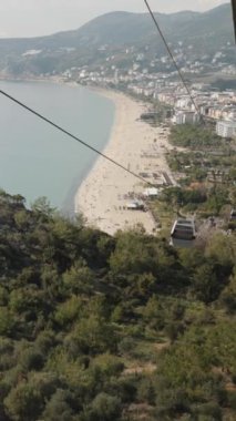 Füniküler yöntemle dağdan aşağı ineceğiz. Kumsal ve deniz aşağıda. Dikey video Sosyal Ortamı