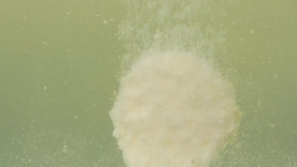 Comprimido Vitamínico Efervescente Amarillo Disuelve Agua Flota Burbujas Partículas Agua — Vídeo de stock