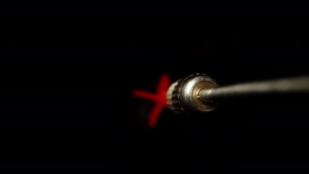 一个红色的飞镖用于玩飞镖旋转和飞行在一个黑色的背景 以满足相机 非常接近 慢动作 — 图库视频影像