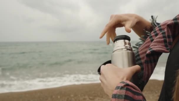 Bewölkt Kühler Tag Meer Eine Frau Karo Öffnet Eine Thermoskanne — Stockvideo