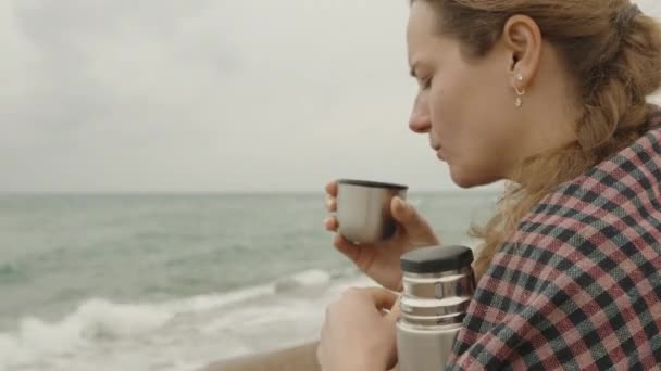 Kühler Bewölkter Tag Strand Meer Ein Mädchen Karo Trinkt Heißen — Stockvideo