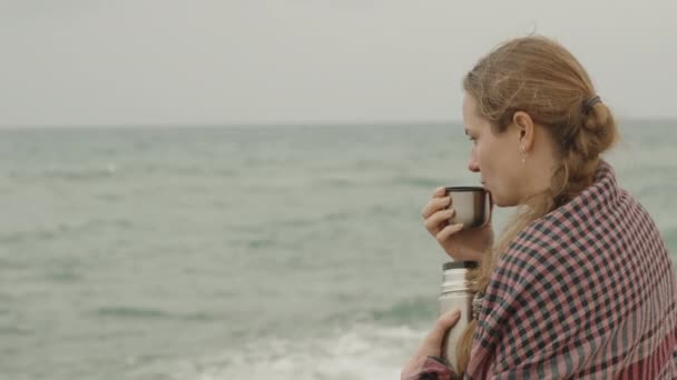 Mladá Žena Dívá Moře Chladného Dne Pije Čaj Termosky — Stock video